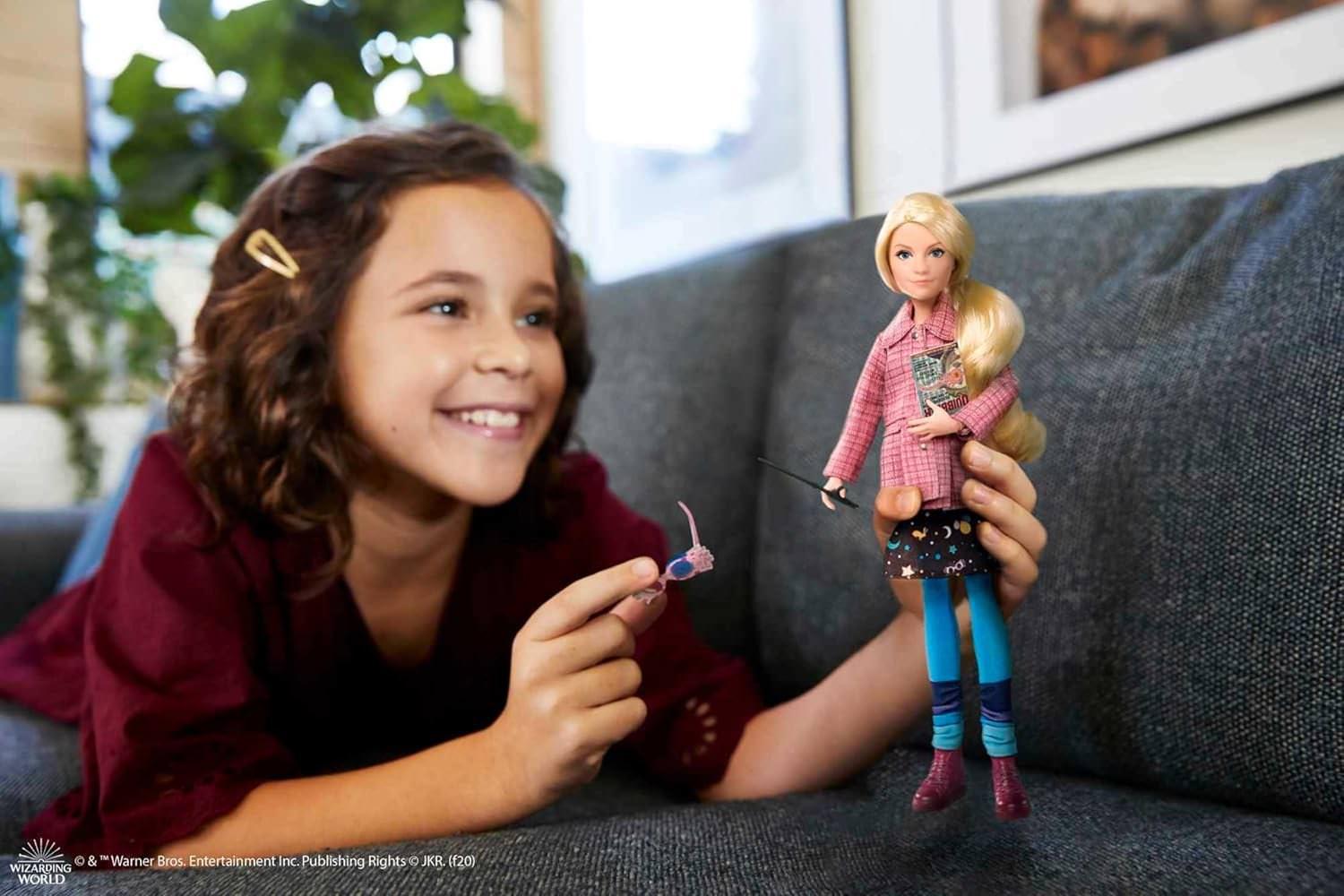 フィギュア ルーナ・ラブグッド 魔法界の個性派ヒロイン Mattel ハリー・ポッターシリーズ 約25cm 可動式 ピンクツイードジャケット 宇宙柄スカート タイツ ピンクスニーカー クィブラー雑誌 スペクトルスペックス 魔法の杖付き 並行輸入品