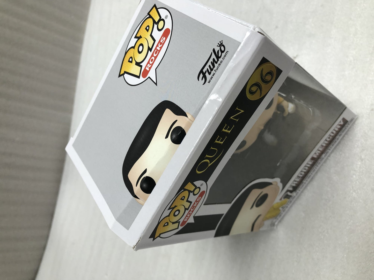 フィギュア Funko Pop Freddie Mercury 96 Queen ロックバンド フレディマーキュリー 黄色ミリタリー風ジャケット ウェンブリースタジアム1986年ライブ パフォーマンス再現 高さ約9.5cm コレクターズアイテム デフォルメデザイン