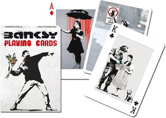 トランプ Banksy Playing Cards Piatnik 品質高耐久タックボックス 社会批評政治メッセージ 現代アート手のひらサイズ ストリートアーティスト作品コレクション ギフト最適 アート愛好家向け プレイングカード Deck 英語版 日本語説明書なし