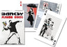 トランプ Banksy Playing Cards Piatnik 品質高耐久タックボックス 社会批評政治メッセージ 現代アート手のひらサイズ ストリートアーティスト作品コレクション ギフト最適 アート愛好家向け プレイングカード Deck 英語版 日本語説明書なし