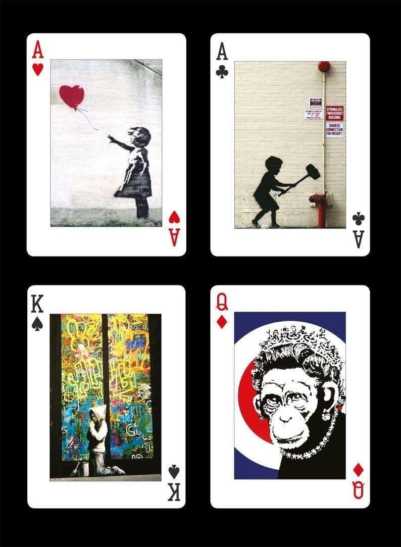 トランプ Banksy Playing Cards Piatnik 品質高耐久タックボックス 社会批評政治メッセージ 現代アート手のひらサイズ ストリートアーティスト作品コレクション ギフト最適 アート愛好家向け プレイングカード Deck 英語版 日本語説明書なし
