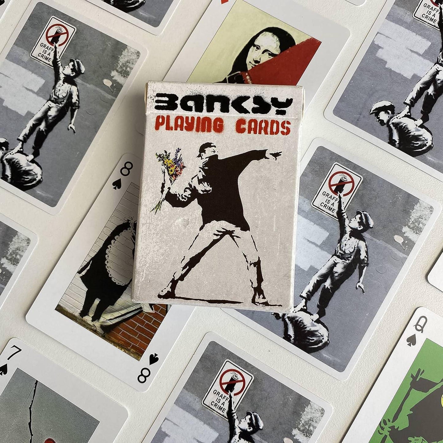 トランプ Banksy Playing Cards Piatnik 品質高耐久タックボックス 社会批評政治メッセージ 現代アート手のひらサイズ ストリートアーティスト作品コレクション ギフト最適 アート愛好家向け プレイングカード Deck 英語版 日本語説明書なし