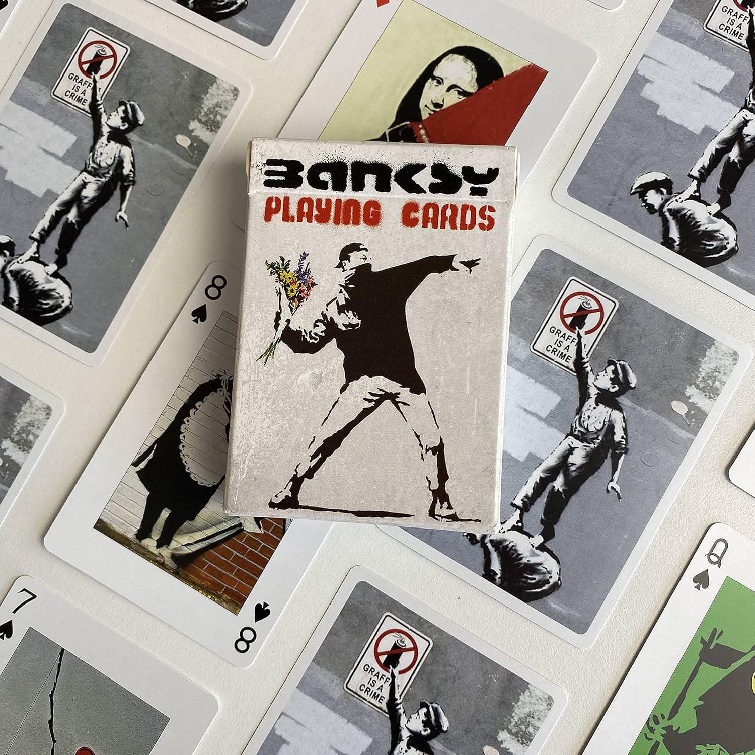 トランプ Banksy Playing Cards Piatnik 品質高耐久タックボックス 社会批評政治メッセージ 現代アート手のひらサイズ ストリートアーティスト作品コレクション ギフト最適 アート愛好家向け プレイングカード Deck 英語版 日本語説明書なし