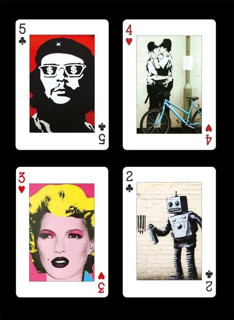 トランプ Banksy Playing Cards Piatnik 品質高耐久タックボックス 社会批評政治メッセージ 現代アート手のひらサイズ ストリートアーティスト作品コレクション ギフト最適 アート愛好家向け プレイングカード Deck 英語版 日本語説明書なし