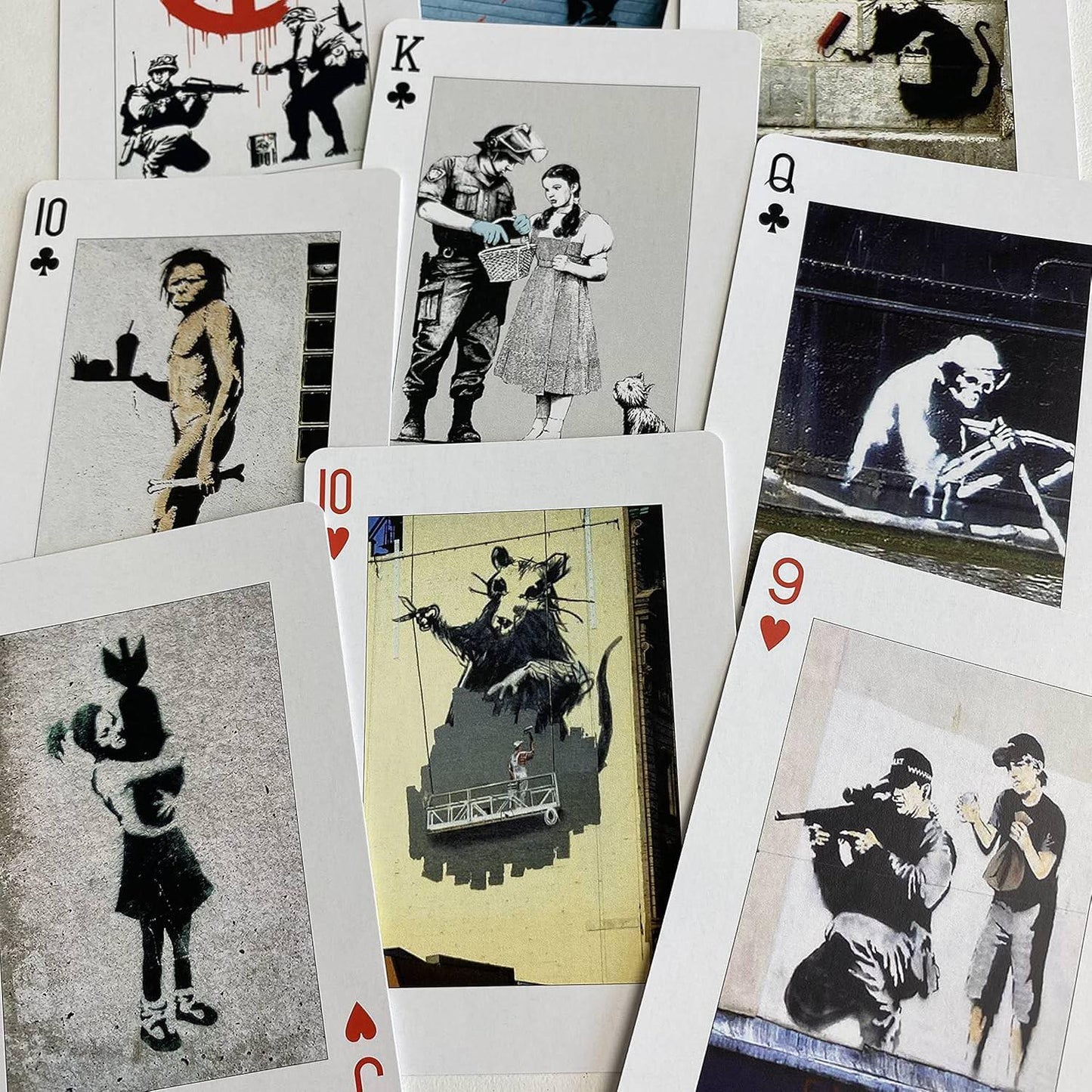 トランプ Banksy Playing Cards Piatnik 品質高耐久タックボックス 社会批評政治メッセージ 現代アート手のひらサイズ ストリートアーティスト作品コレクション ギフト最適 アート愛好家向け プレイングカード Deck 英語版 日本語説明書なし
