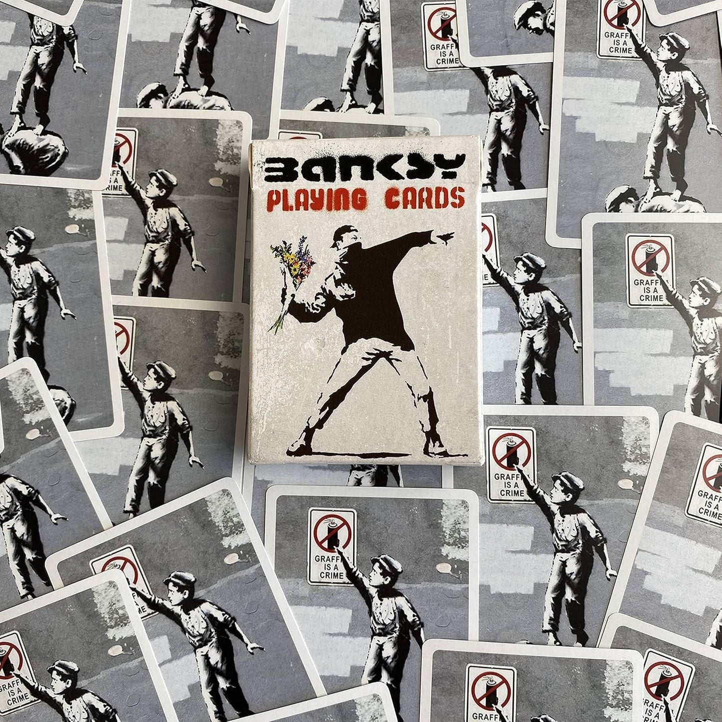 トランプ Banksy Playing Cards Piatnik 品質高耐久タックボックス 社会批評政治メッセージ 現代アート手のひらサイズ ストリートアーティスト作品コレクション ギフト最適 アート愛好家向け プレイングカード Deck 英語版 日本語説明書なし