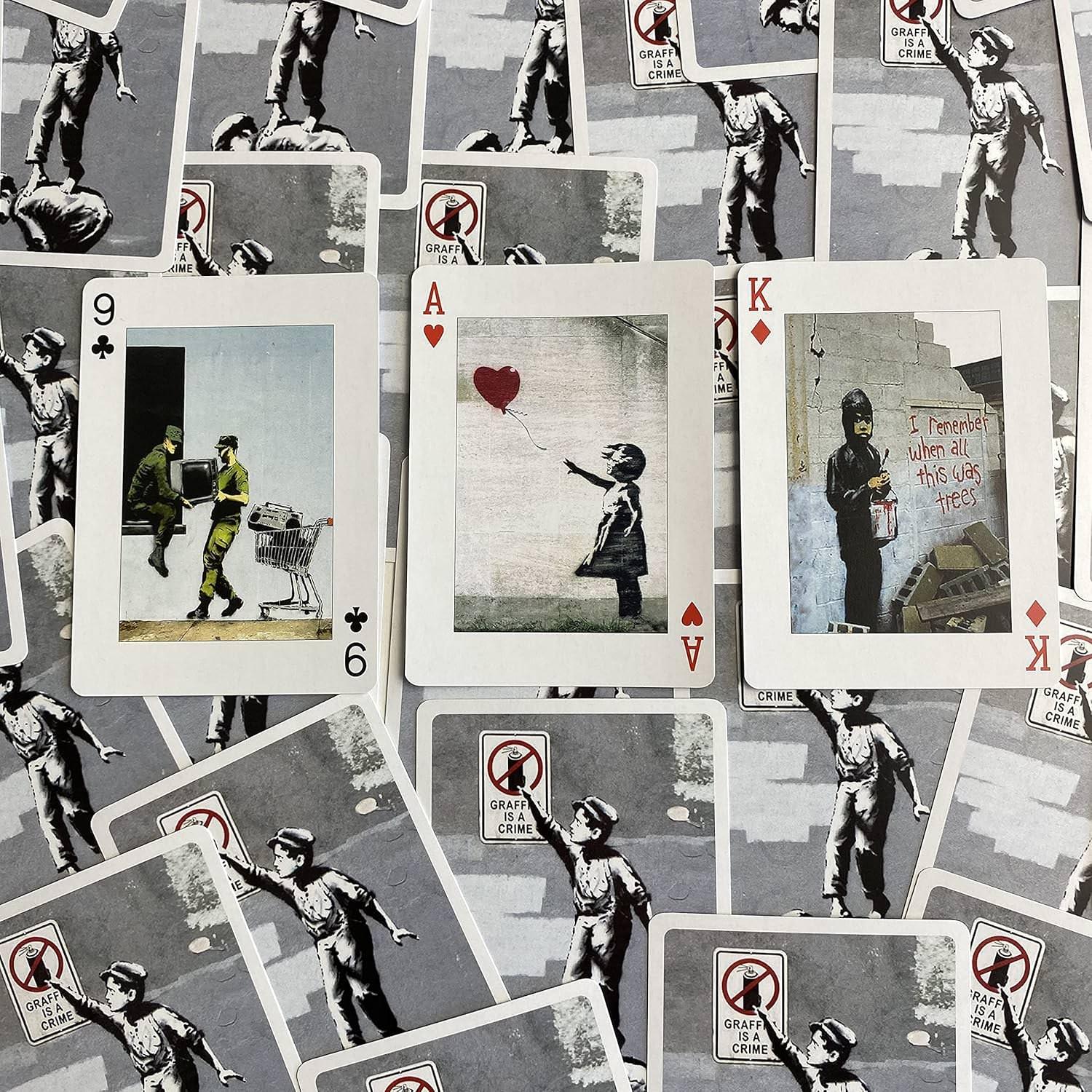 トランプ Banksy Playing Cards Piatnik 品質高耐久タックボックス 社会批評政治メッセージ 現代アート手のひらサイズ ストリートアーティスト作品コレクション ギフト最適 アート愛好家向け プレイングカード Deck 英語版 日本語説明書なし