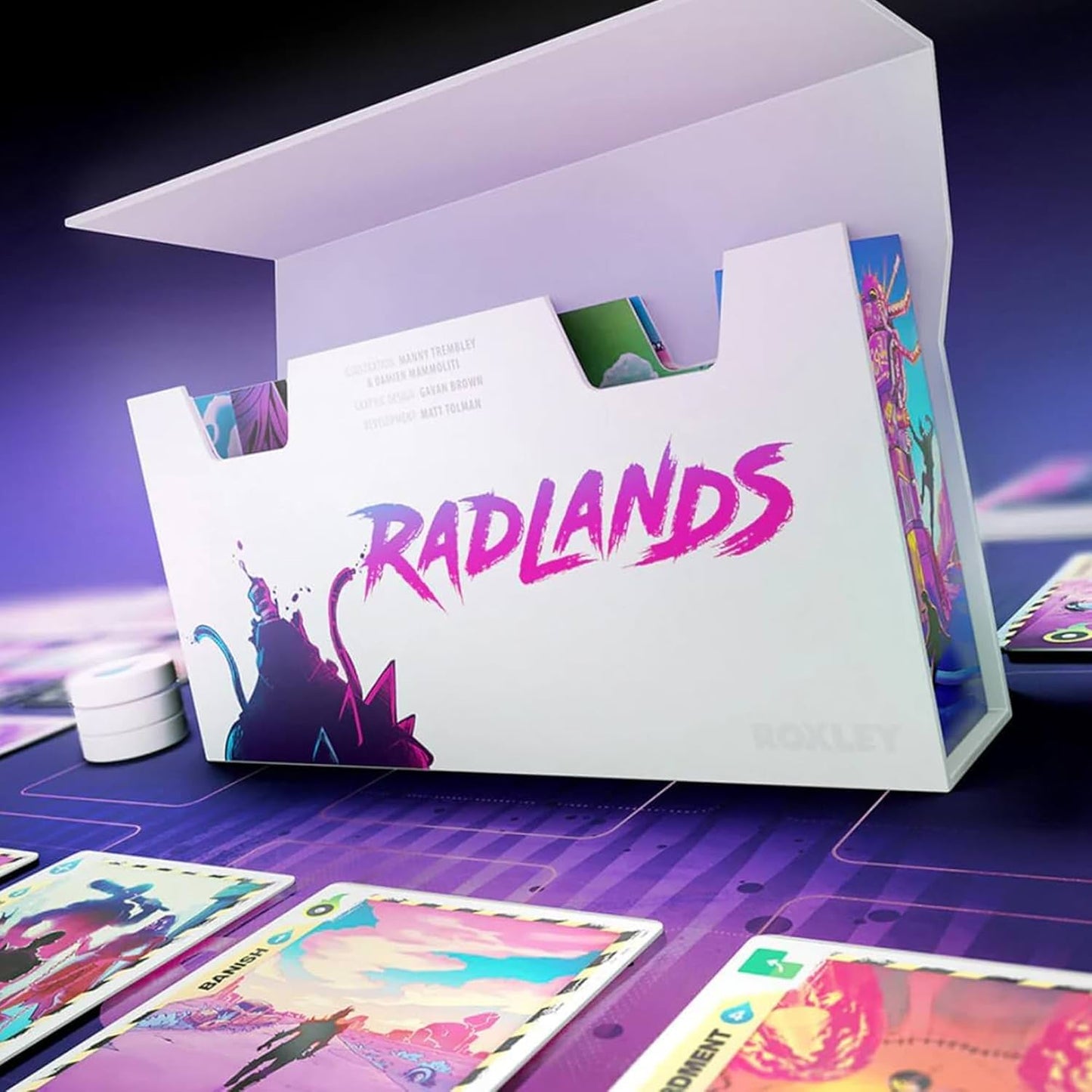 カードゲーム ラドランズ Radlands Roxley Games 終末世界 文明崩壊 2人用 対戦型 水リソース 戦略 ストラテジー キャンプ 防衛 生存者 部族 攻防 シナジー 相乗効果 Daniel Piechnick デザイナー 受賞作品 奥深い