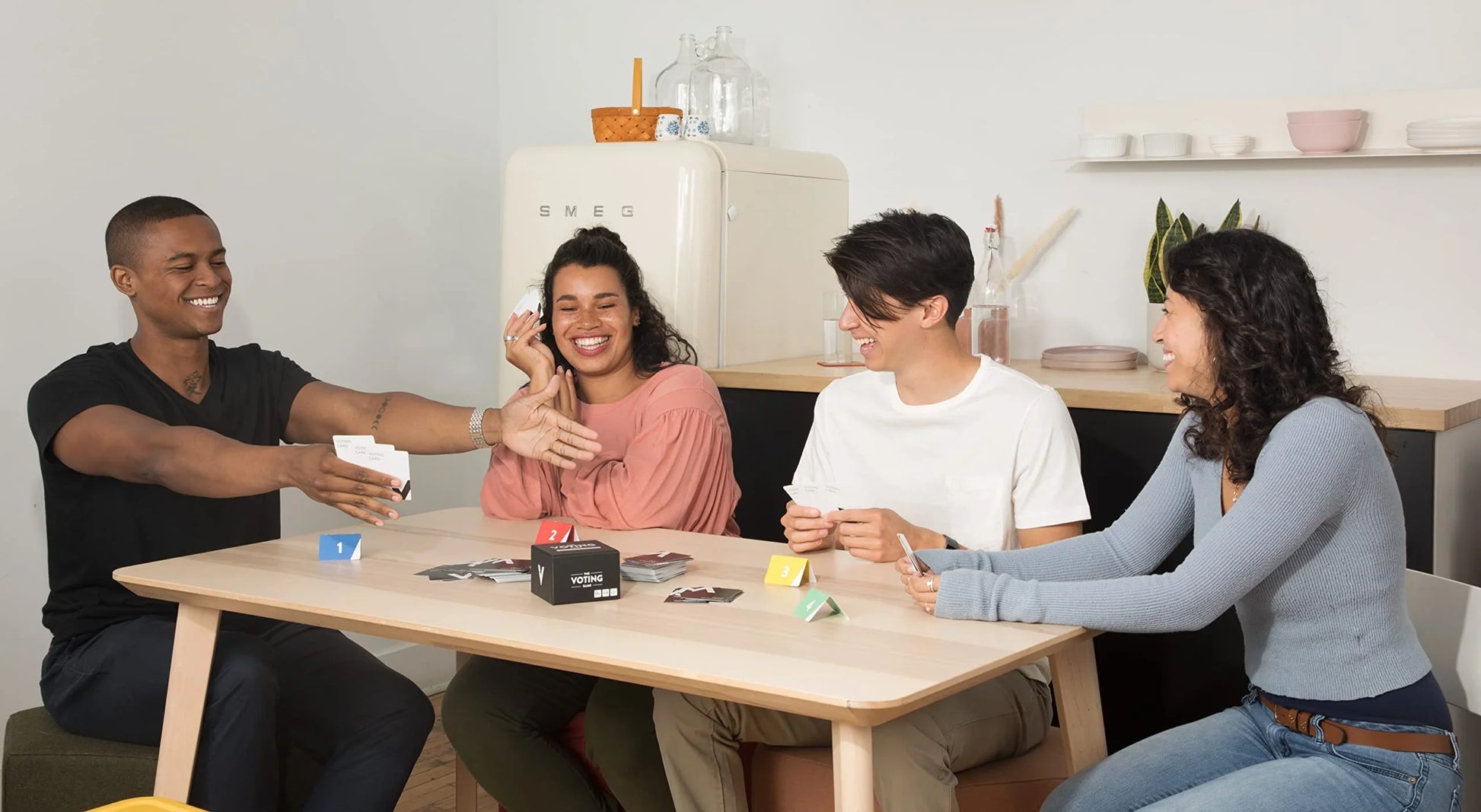 パーティーゲーム The Voting Game ホームパーティー向け 友達の意外な一面を匿名投票で発見 盛り上がる会話型新感覚 バラエティ豊かな質問カード300枚収録 複数のゲームバリアント対応 5 ー10人推奨 17歳以上対象 
