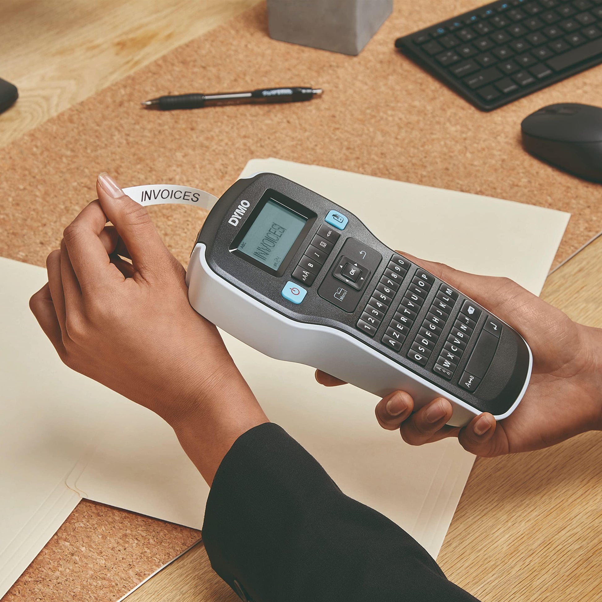 ラベルメーカー DYMO LabelManager 160 ポータブルラベルメーカー コンパクト設計 コードレス 6種類フォントサイズ 8種類テキストスタイル 200種類以上シンボル クリップアート 単三電池6本 自動電源オフ 1/4インチ 3/8インチ 1/2インチ - Trade Center