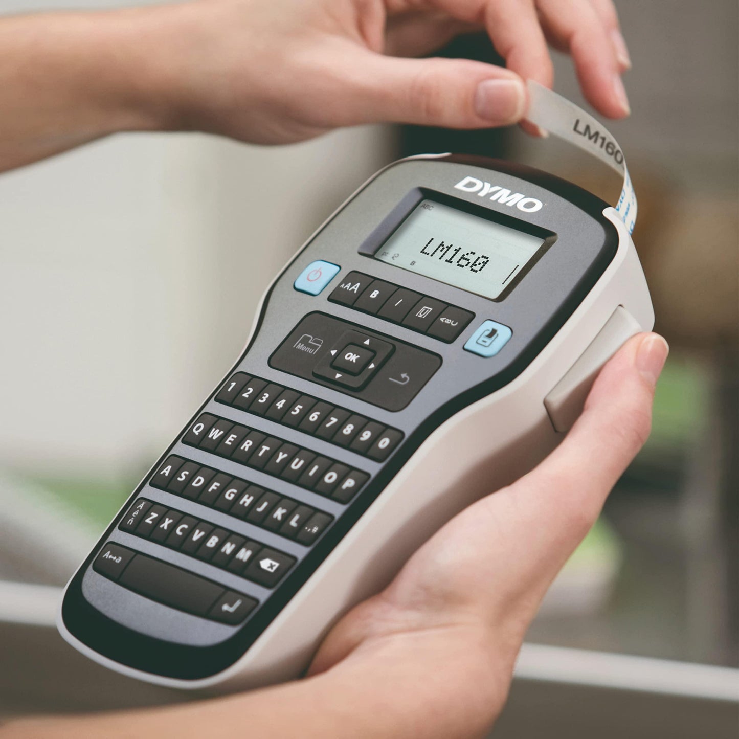 ラベルメーカー DYMO LabelManager 160 ポータブルラベルメーカー コンパクト設計 コードレス 6種類フォントサイズ 8種類テキストスタイル 200種類以上シンボル クリップアート 単三電池6本 自動電源オフ 1/4インチ 3/8インチ 1/2インチ - Trade Center