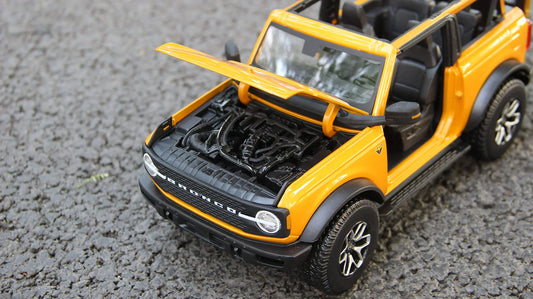 ミニカー フォード ブロンコ バッドランズ 2021年モデル Maisto 1 18スケール タフ ワイルド オフロード SUV アイコニック デザイン オープントップ ラウンドヘッドライト 専用サスペンション 大径タイヤ 電子制御デフロック