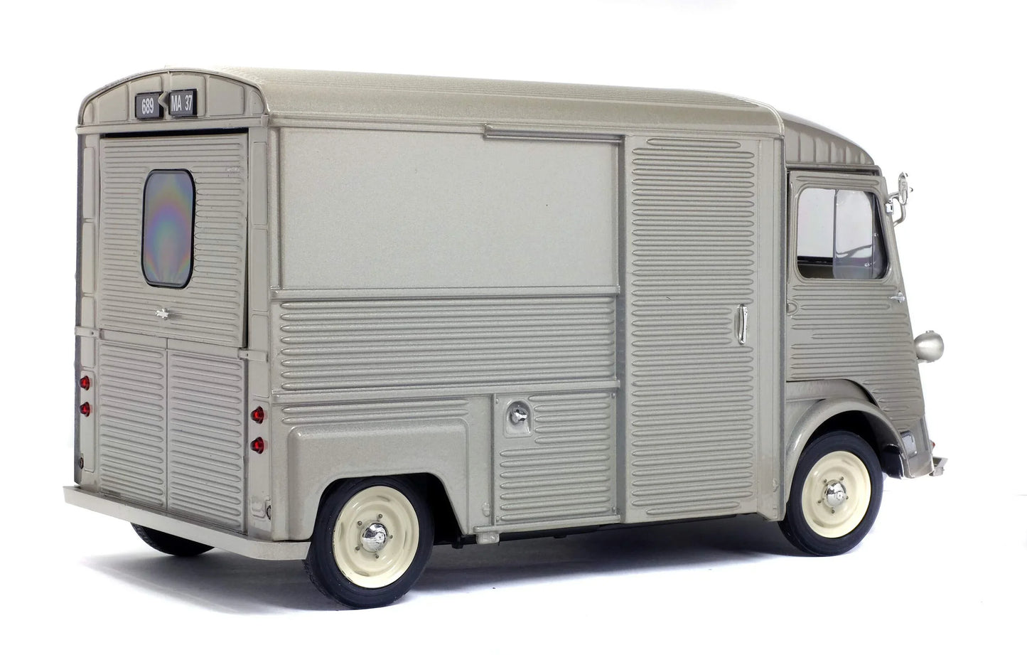 ミニカー シトロエン TYPE H 1/18スケール ダイキャストミニカー フランス名車 シルバーボディ 波型パネル 精密再現 1969年モデル 高実用性 耐久性 コレクター向け フロント4気筒エンジン 特徴的デザイン インテリア忠実再現 ステアリングホイール計器類