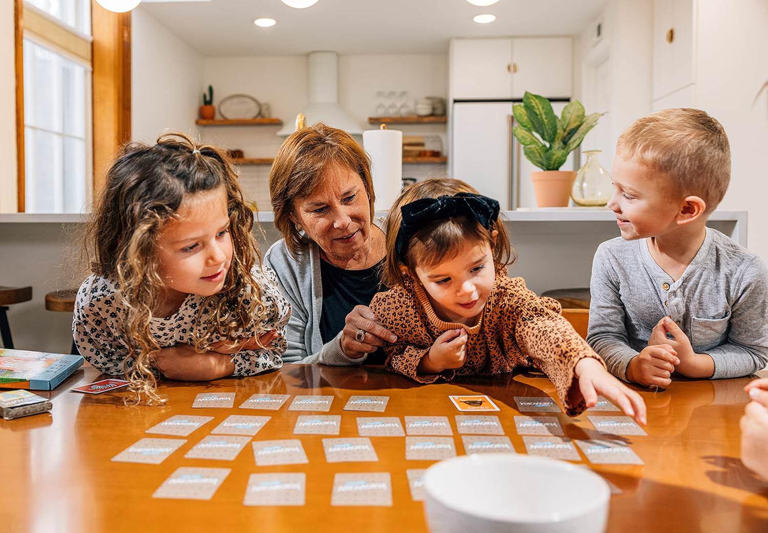 カードゲーム 6 in 1 Fun Pack Classic Children's Games 子供向け 定番カードゲームセット 家族団らん 知育 成長サポート 3歳以上対応 カラフルイラスト 観察力記憶力集中力反射神経養成 社会性コミュニケーション促進 
