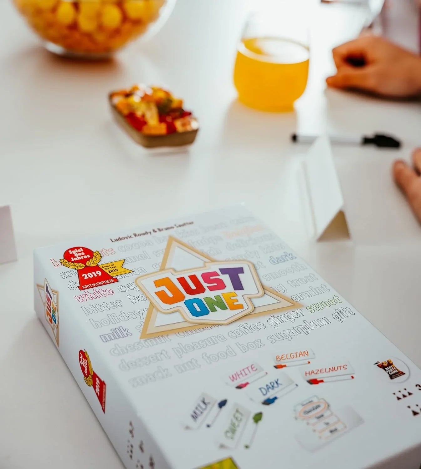 パーティーゲーム Just One Repos Production 協力型 3-7人対象 2019年ドイツ年間ゲーム大賞受賞 550単語収録 短時間20分完結 簡単ルール 子ども大人楽しめる ワード推測力連想力養成 単語ヒント消去ルール用意 
