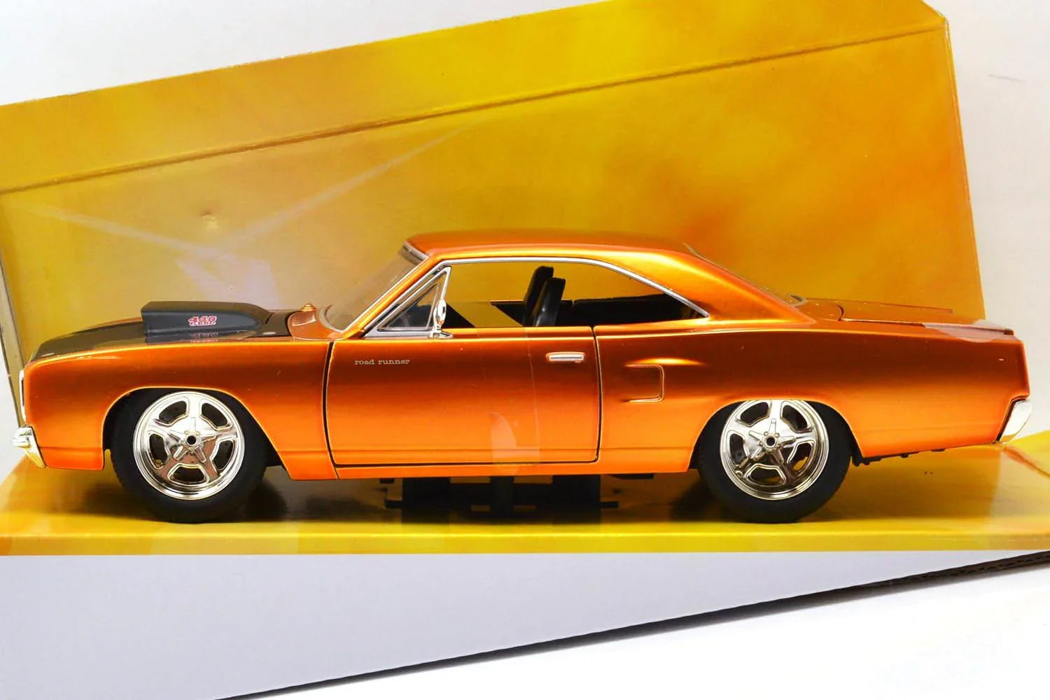 カーアクション映画関連ダイキャストミニカー 1970年式プリムスロードランナー ワイルドスピード SKY MISSION 主人公ドミニクトレット愛車 1/24スケール オレンジボディ ブラックストライプ
