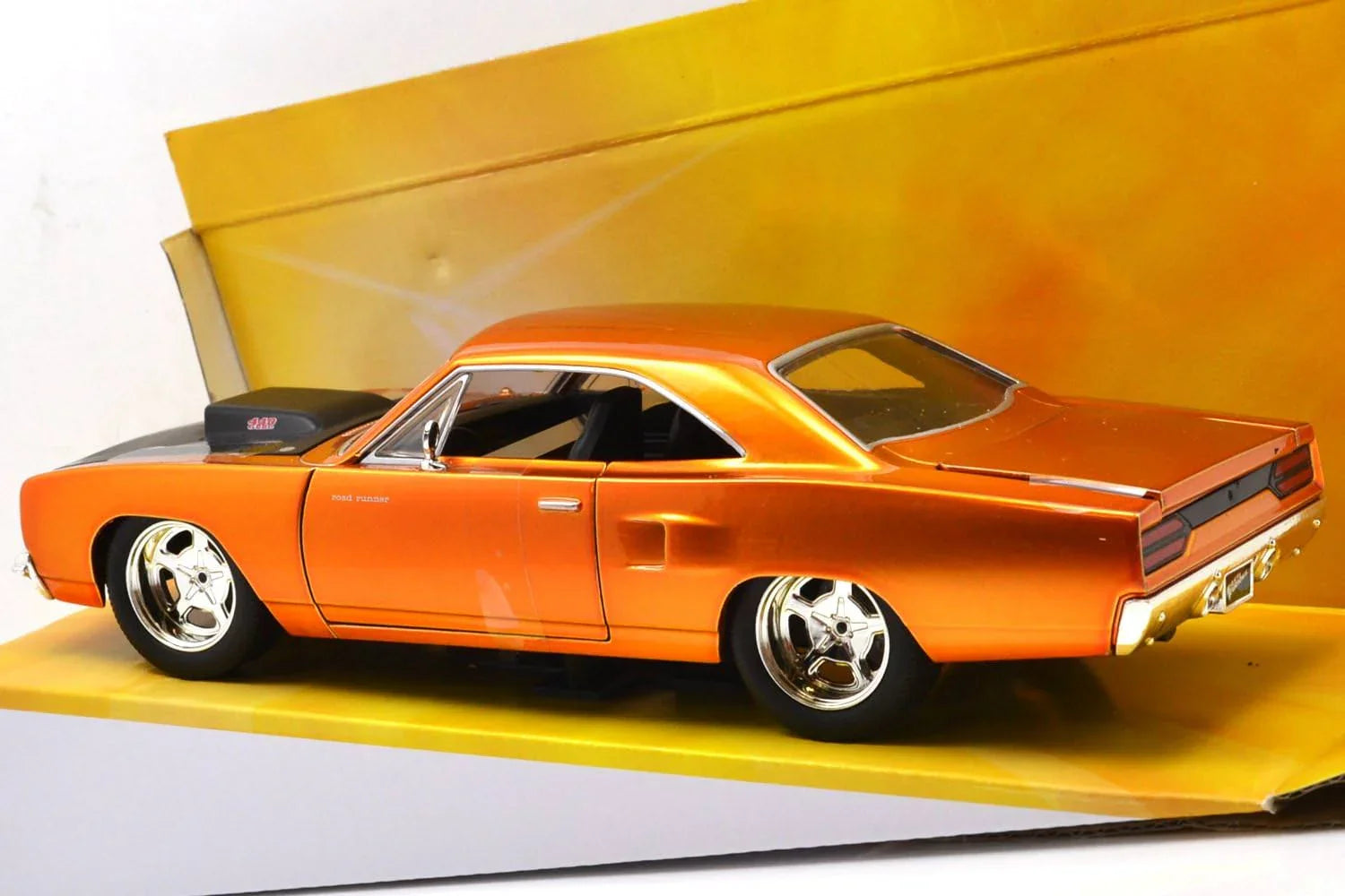 カーアクション映画関連ダイキャストミニカー 1970年式プリムスロードランナー ワイルドスピード SKY MISSION 主人公ドミニクトレット愛車 1/24スケール オレンジボディ ブラックストライプ