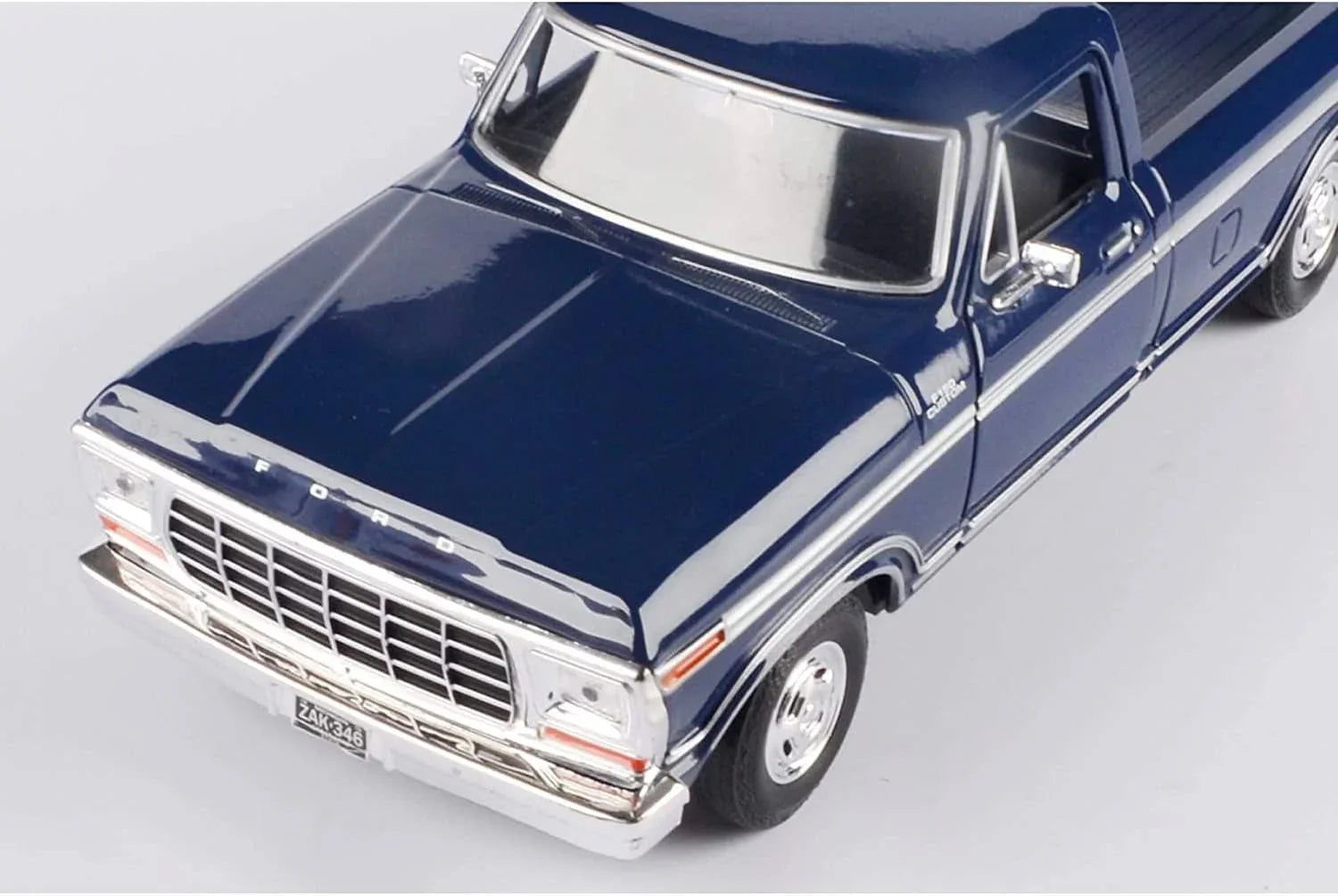 ミニカー 1979年式フォード F-150 1/24スケール ダイキャストアメリカンピックアップトラック カスタムモデル ワイドオーバーフェンダー 鮮やかブルーペイント 精密グリル ヘッドライト 大口径ホイール タイヤ ワイルドスタイリング