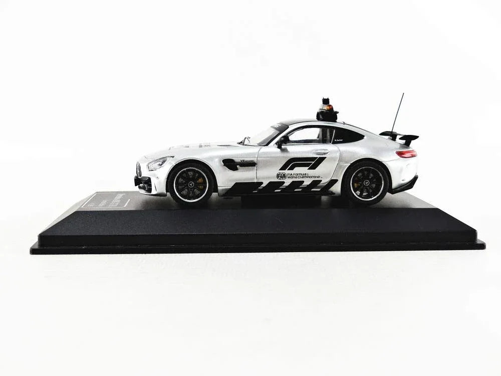 ミニカー MERCEDES BENZ AMG GTR F1 SAFETY CAR 1:43スケール CMR 2018年モデル 高性能スポーツカー ベース V8ツインターボエンジン 585馬力 0-100km/h加速3.6秒 F1セーフティーカー 特別装備 ライトバー 通信機器 モニター タイヤ温度管理システム
