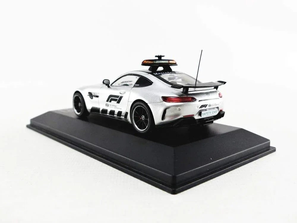 ミニカー MERCEDES BENZ AMG GTR F1 SAFETY CAR 1:43スケール CMR 2018年モデル 高性能スポーツカー ベース V8ツインターボエンジン 585馬力 0-100km/h加速3.6秒 F1セーフティーカー 特別装備 ライトバー 通信機器 モニター タイヤ温度管理システム