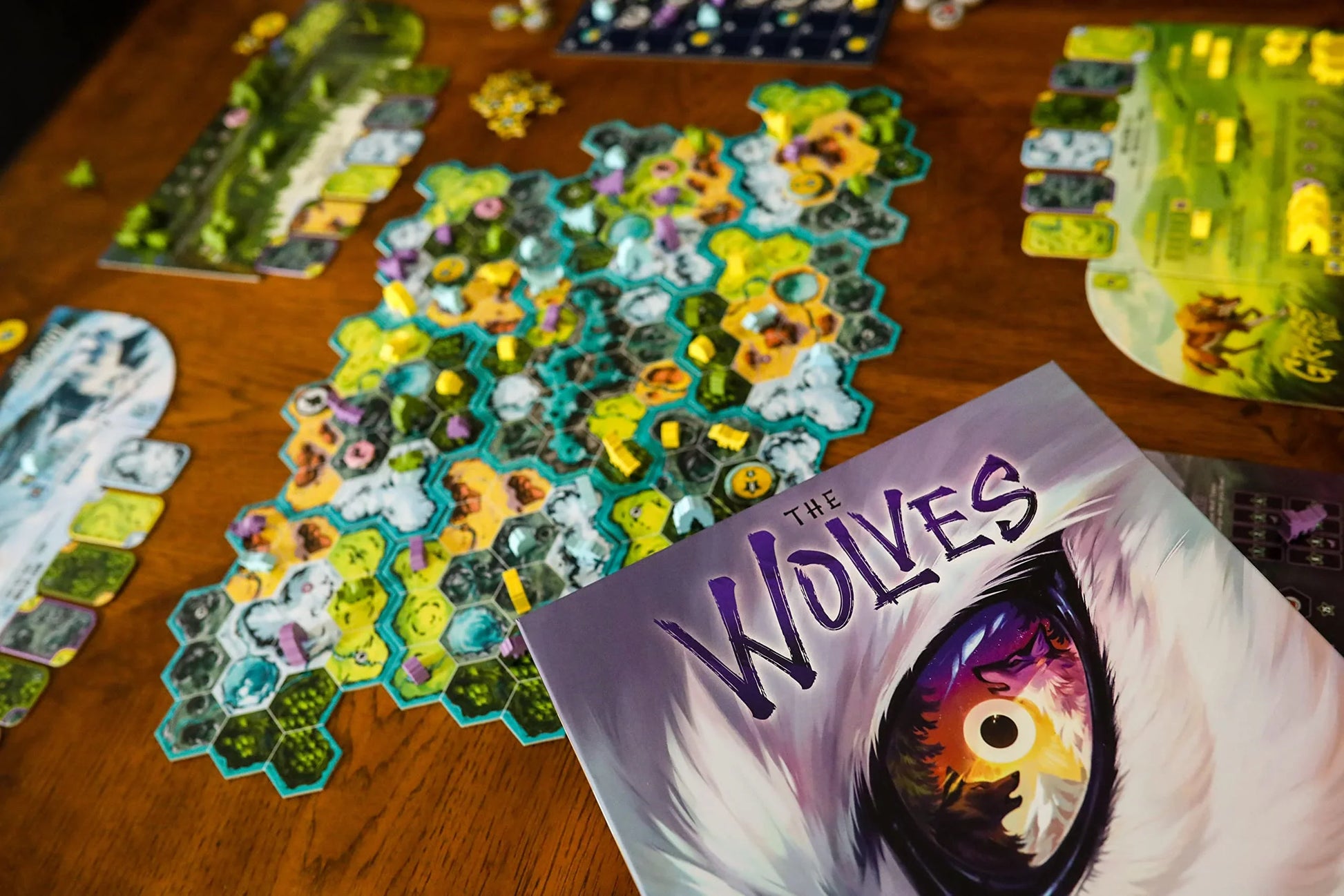 ボードゲーム The Wolves 狼の群れを築き上げる戦略ゲーム Ashwin Kamath Clarence Simpson 狼の群れ拡大領土支配パックビルディング プレイヤー間駆け引き戦略的思考モジュール式ボード 六角形グリッドエリアコントロール 