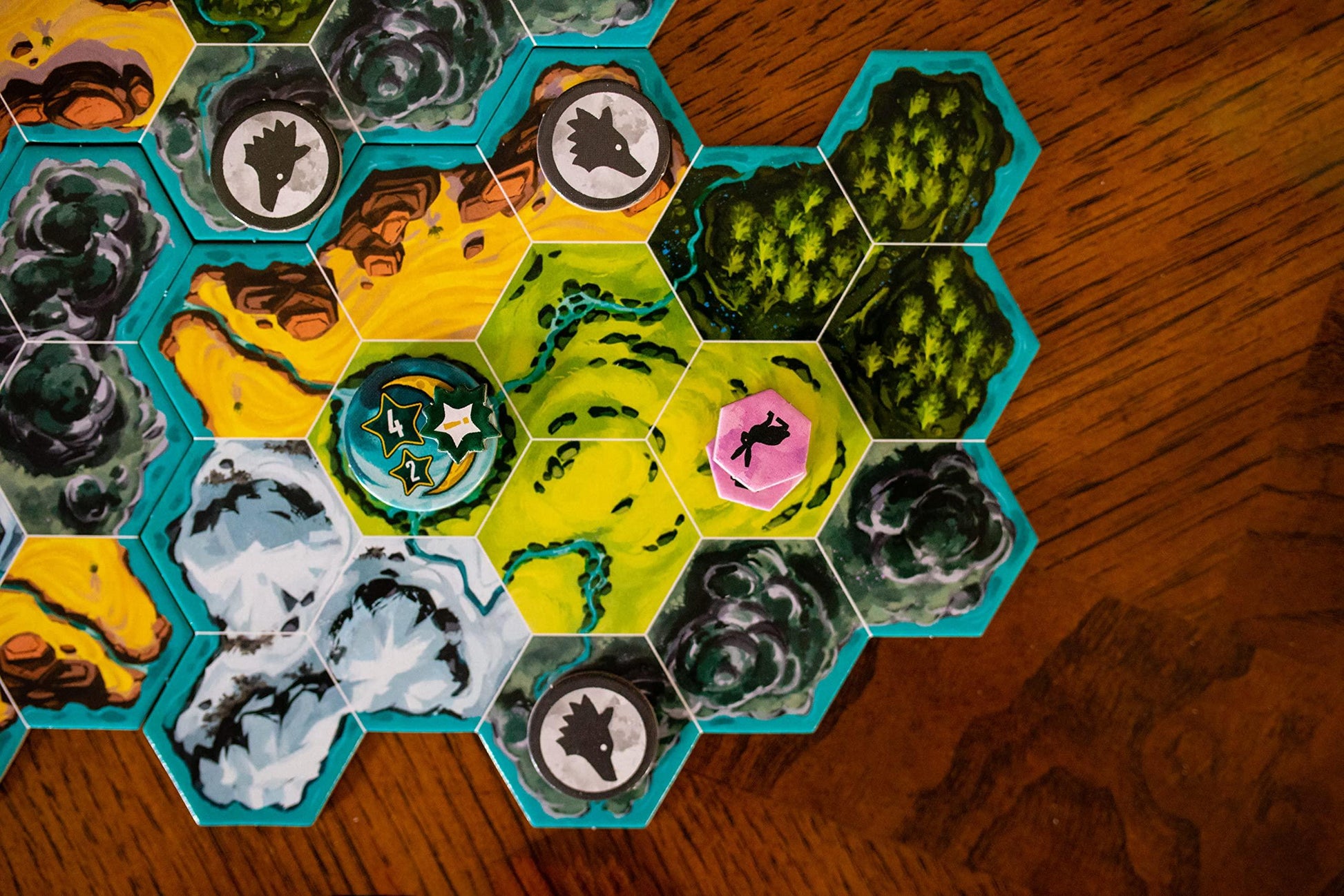 ボードゲーム The Wolves 狼の群れを築き上げる戦略ゲーム Ashwin Kamath Clarence Simpson 狼の群れ拡大領土支配パックビルディング プレイヤー間駆け引き戦略的思考モジュール式ボード 六角形グリッドエリアコントロール 