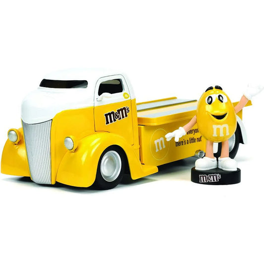 ミニカー フォードCOEフラットベッド M＆M's コラボレーションモデル JADA TOYS 1/24スケール ダイキャスト 精巧 鮮やかイエローボディ 遊び心デザイン フィギュア付き クラシックアメリカントラック 限定コレクターズアイテム 車玩具