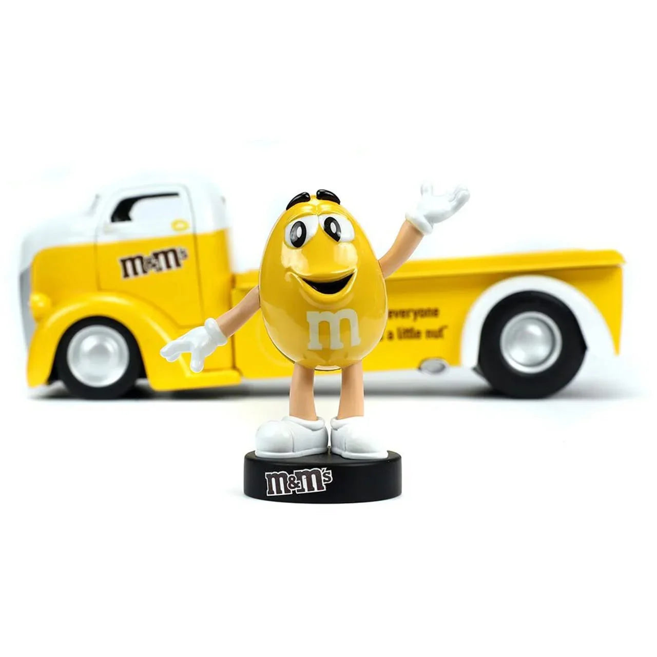 ミニカー フォードCOEフラットベッド M＆M's コラボレーションモデル JADA TOYS 1/24スケール ダイキャスト 精巧 鮮やかイエローボディ 遊び心デザイン フィギュア付き クラシックアメリカントラック 限定コレクターズアイテム 車玩具