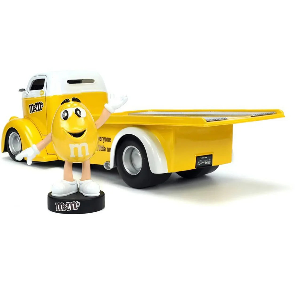 ミニカー フォードCOEフラットベッド M＆M's コラボレーションモデル JADA TOYS 1/24スケール ダイキャスト 精巧 鮮やかイエローボディ 遊び心デザイン フィギュア付き クラシックアメリカントラック 限定コレクターズアイテム 車玩具