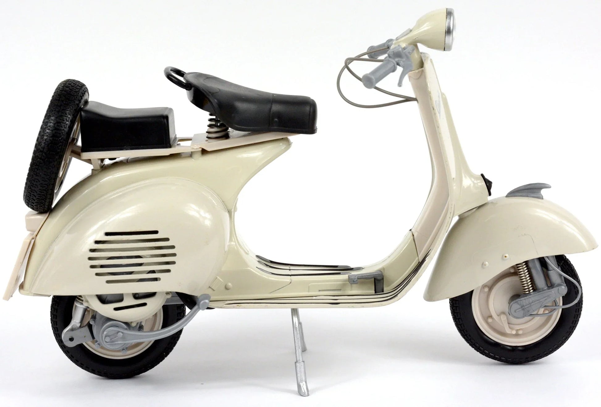 ダイキャストモデル 1/6スケール 1955 Vespa 150 VL 1T ベージュカラー イタリア Vespa New Ray クラシカル 精密作り込み 高品質仕様 ダイキャスト製 堅牢性 コレクション向け 全長28cm 高さ19cm 幅10cm リアル可動機構 ゴムタイヤ回転