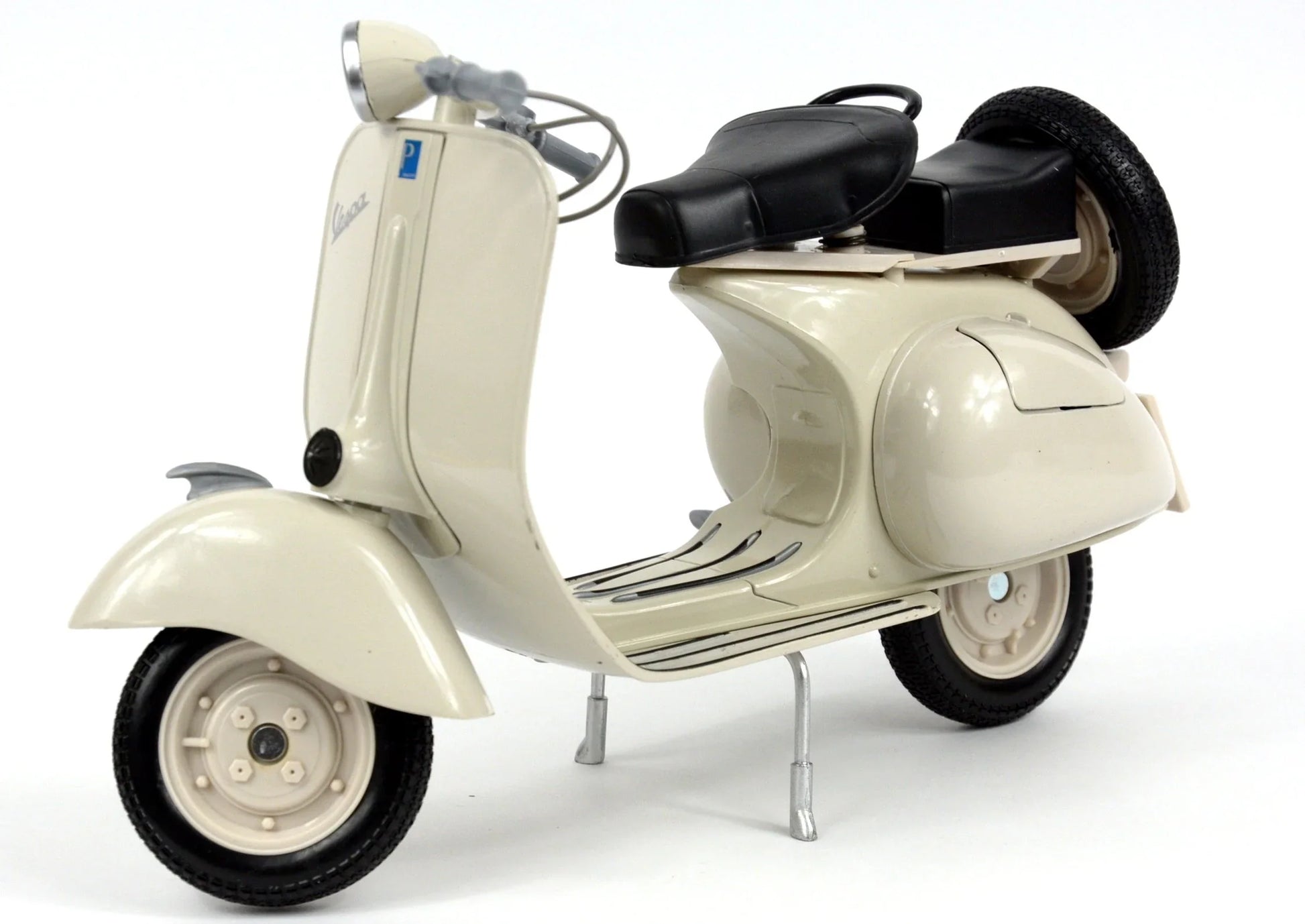 ダイキャストモデル 1/6スケール 1955 Vespa 150 VL 1T ベージュカラー イタリア Vespa New Ray クラシカル 精密作り込み 高品質仕様 ダイキャスト製 堅牢性 コレクション向け 全長28cm 高さ19cm 幅10cm リアル可動機構 ゴムタイヤ回転