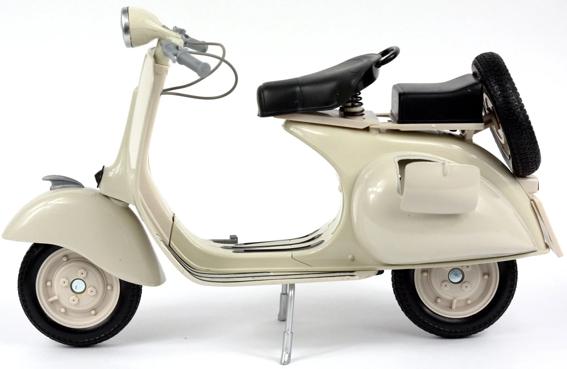 ダイキャストモデル 1/6スケール 1955 Vespa 150 VL 1T ベージュカラー イタリア Vespa New Ray クラシカル 精密作り込み 高品質仕様 ダイキャスト製 堅牢性 コレクション向け 全長28cm 高さ19cm 幅10cm リアル可動機構 ゴムタイヤ回転