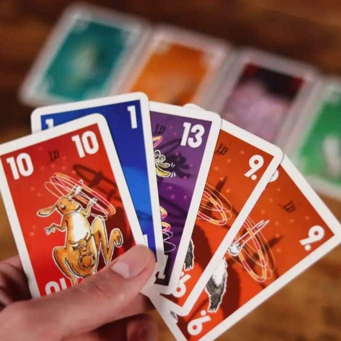 カードゲーム Hoola Hoo 動物たちのフラフープチャンピオンシップ 戦略的カードゲーム 2-6人用 8歳以上 15分プレイ 84枚カード シンプルルール 家族向け 友人向け パーティーゲーム 英語版 ジョーカー ダブル カオスバージョン輸入英語版 - Trade Center