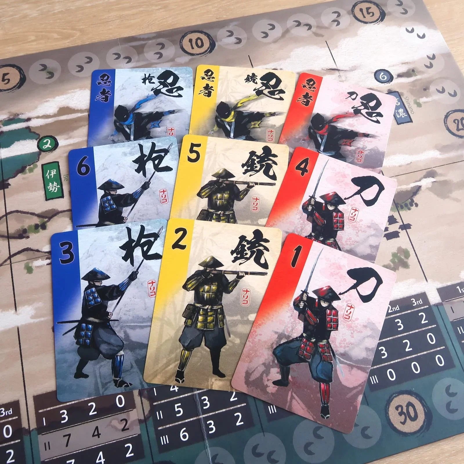 ボードゲーム Joraku 戦国時代の京都で繰り広げられる戦略的トリックテイキングとエリアコントロールの融合 戦国大名として武将を率い勢力拡大を目指す 40-60分で楽しむ2-4人向け 