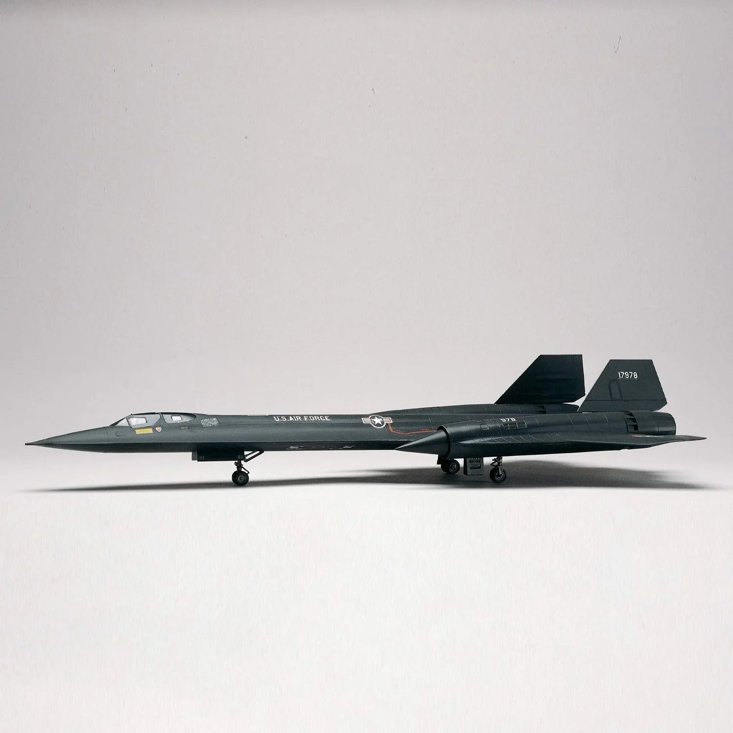 アウトレット品 プラスチックモデル組み立てキット SR-71ブラックバード 1/72スケール ビッグスケール約38cm 冷戦時代 伝説の超音速偵察機 アメリカ空軍戦略偵察機 スナップフィット方式 接着剤不要 高精細コックピットディテール
