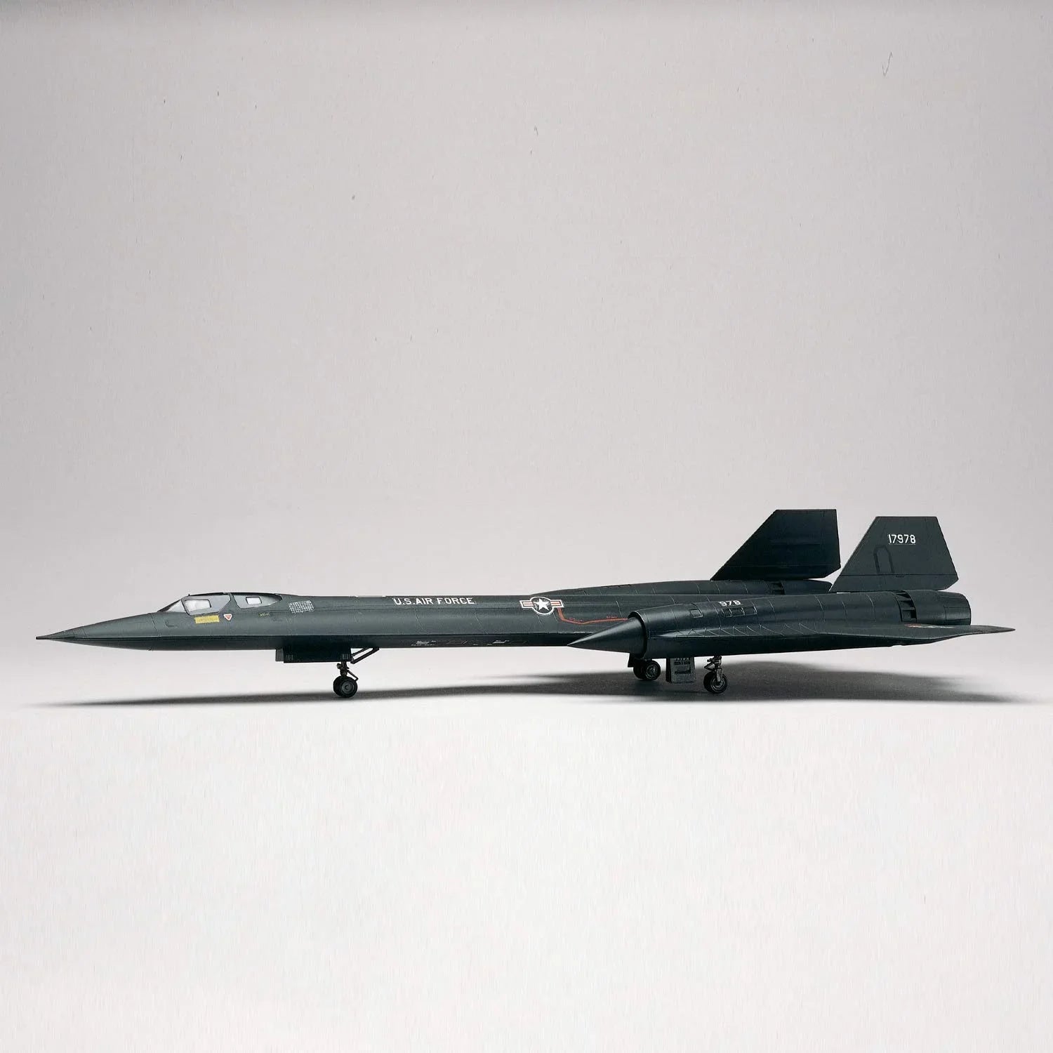 アウトレット品 プラスチックモデル組み立てキット SR-71ブラックバード 1/72スケール ビッグスケール約38cm 冷戦時代 伝説の超音速偵察機 アメリカ空軍戦略偵察機 スナップフィット方式 接着剤不要 高精細コックピットディテール