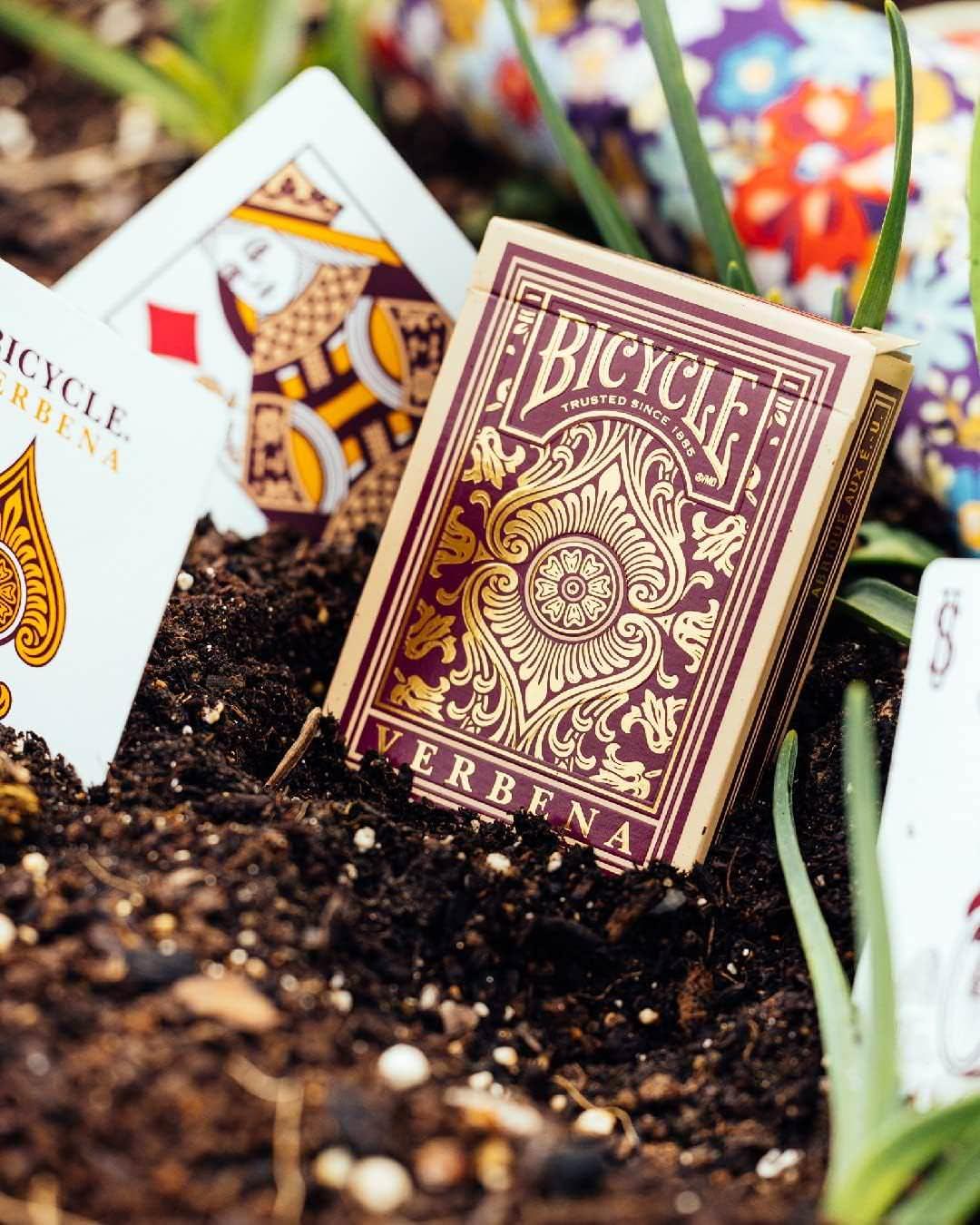 プレイングカード Bicycle Verbena バイスクル バーベナ プレミアムプレイングカード 美しい濃い紫色の花柄デザイン 持続可能な亜麻カードストック使用 米国製エアクッション仕上げ 快適なシャッフル操作性 アートピース 