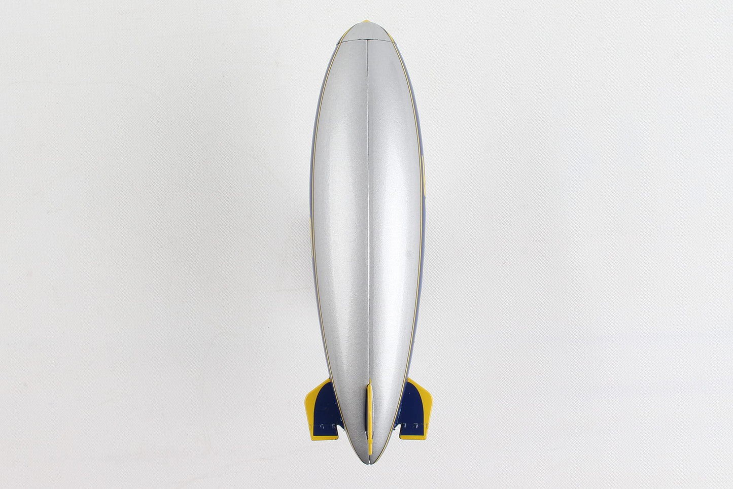 ミニカー グッドイヤー 飛行船 ポステージスタンプ 1 350 スケール ミニチュアモデル 空の巨人 精巧なディテール 本棚 インテリア 航空ファン向けコレクション ブランド 模型 迫力ある展示品