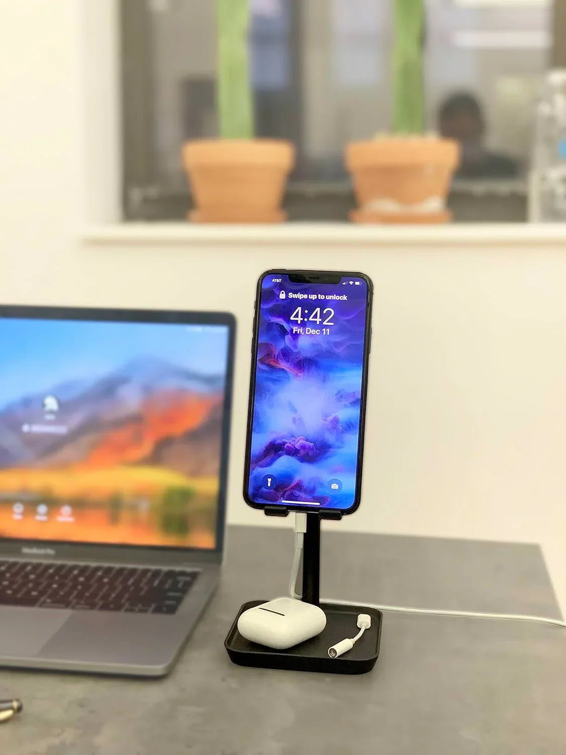 アウトレット品 スマホスタンド ザ パーフェクト フォン スタンド ブラック 人間工学デザイン 高さ三段階調整 充電対応 滑り止めトレー付き モダンデスク整理ブランド