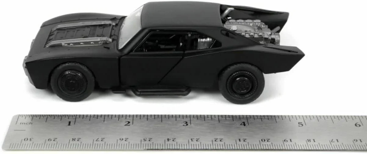 アウトレット品 ミニカー JADA TOYS バットモービル ジャダトイズ ザ・バットマン 2022 映画モデル 1/32スケール 精巧造形 高品質仕上げ バットマンフィギュア付き コンパクトサイズ コレクター向け リアル再現 デスクやシェルフ飾りやすい