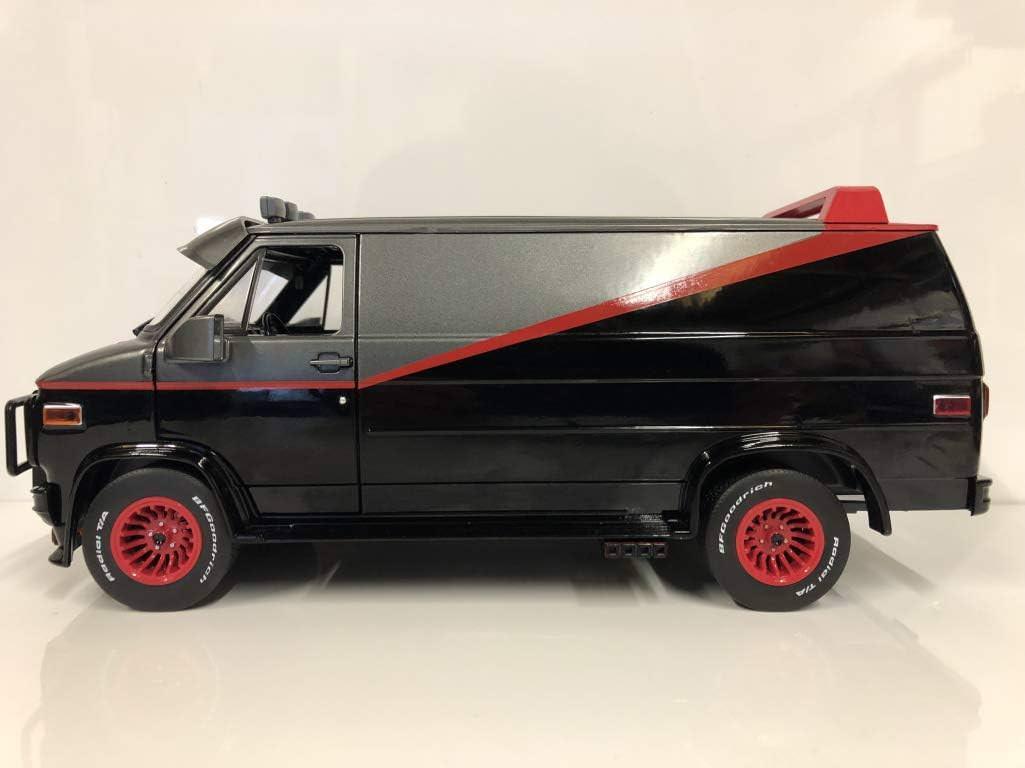 アウトレット品 ミニカー 1983 GMC バンデューラ 特攻野郎Aチーム グリーンライト社 1/18スケール ダイキャストモデル テレビドラマ人気バン 完全再現 実車カラーリング ストライプデザイン 精密エクステリア 力強い存在感 高品質仕様