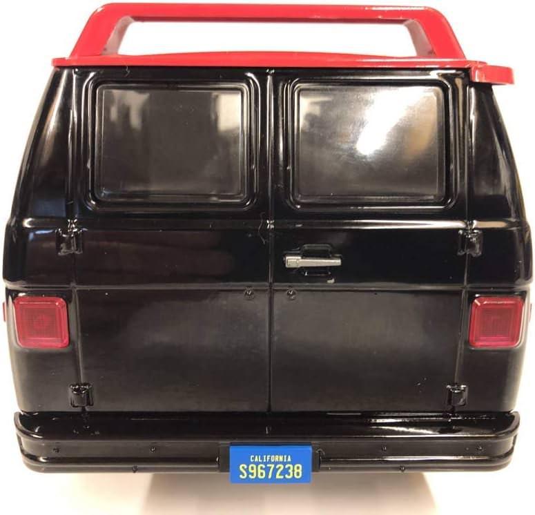 アウトレット品 ミニカー 1983 GMC バンデューラ 特攻野郎Aチーム グリーンライト社 1/18スケール ダイキャストモデル テレビドラマ人気バン 完全再現 実車カラーリング ストライプデザイン 精密エクステリア 力強い存在感 高品質仕様