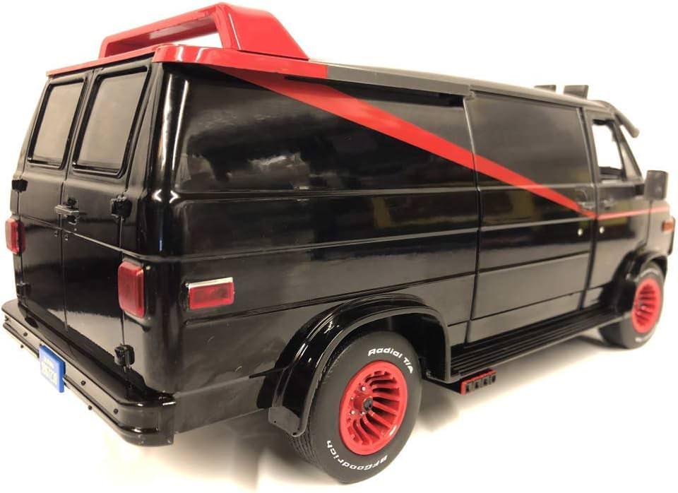 アウトレット品 ミニカー 1983 GMC バンデューラ 特攻野郎Aチーム グリーンライト社 1/18スケール ダイキャストモデル テレビドラマ人気バン 完全再現 実車カラーリング ストライプデザイン 精密エクステリア 力強い存在感 高品質仕様