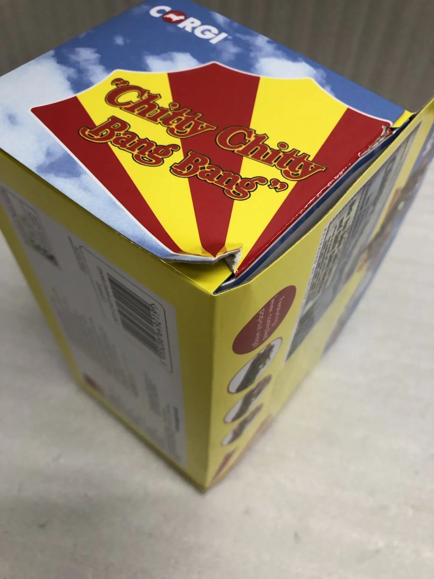 アウトレット品 ミニカー チキチキバンバン 空飛ぶクルマ CORGI 精巧 1/45スケール模型 伝説の映画史上初登場車両忠実再現 クラシックカーコレクション 精密職人技と真鍮調装飾 映画公開50周年記念 限定復刻版 ファンタジーミュージカルの名作名車
