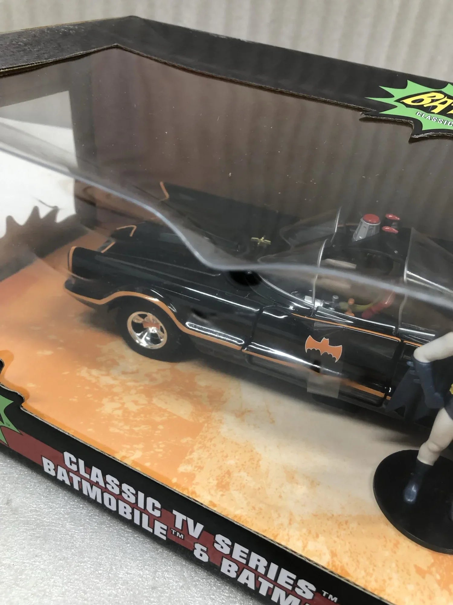 アウトレット品 ミニカー バットモービル 1 24スケール DCコミックス バットマン TVシリーズ 1966年モデル JADA TOYS コレクターズアイテム 流線型ボディ ダブルバブルキャノピー バットフィン リアエンド ガジェット 火炎放射器 オイル散布装置